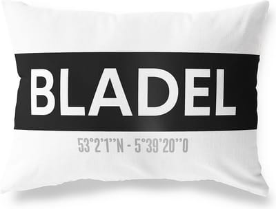 Tuinkussen BLADEL - NOORD-BRABANT met coördinaten - Buitenkussen - Bootkussen - Weerbestendig - Jouw Plaats - Studio216 - Modern - Zwart-Wit - 50x30cm