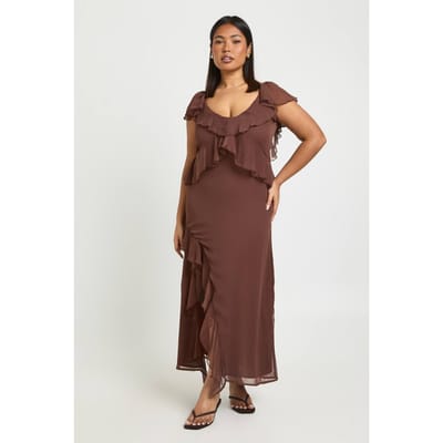 boohoo Dames Plus chiffon midaxi jurk met rucheszoom en engelachtige mouwen | Chocoladebruin | Maat: 46
