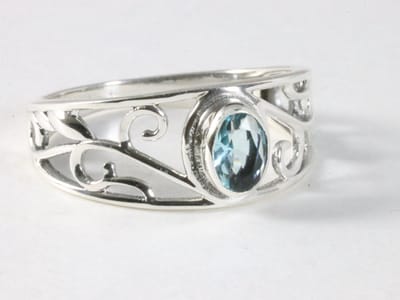Fijne opengewerkte zilveren ring met blauwe topaas - maat 20