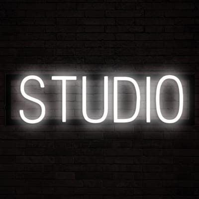STUDIO - Lichtreclame Neon LED bord verlicht | SpellBrite | 55,85 x 16 cm | 6 Dimstanden & 8 Lichtanimaties | Reclamebord neon verlichting