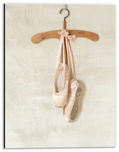 Dibond - Ballerina Spitzen aan Hangertje - 30x40cm Foto op Aluminium (Wanddecoratie van metaal)