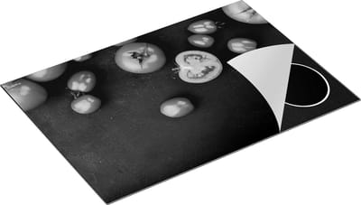 Chefcare Inductie Beschermer Tomaten op Zwarte Marmer - Zwart Wit - 75x50 cm - Afdekplaat Inductie - Kookplaat Beschermer - Inductie Mat