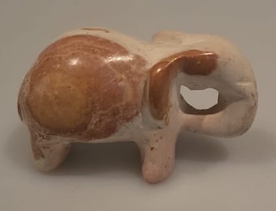 Nog meer sfeer in uw woonomgeving met deze prachtig handgemaakte mini olifant. Een bijzonder olifantje gemaakt van speksteen, een zachte natuursteen. Vind een gezellig plekje in je huis of in de werkkamer. Voor uzelf of als cadeau.