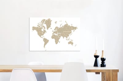 Aluminium schilderij 90x60 cm - Wanddecoratie metaal - Wereldkaart - Wit - Krantenpapier - Metalen muurdecoratie woonkamer - Decoratie industrieel - Foto op dibond - Industriële accessoires slaapkamer