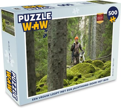 Puzzel Een vrouw loopt met een jachthond door het bos - Legpuzzel - Puzzel 500 stukjes