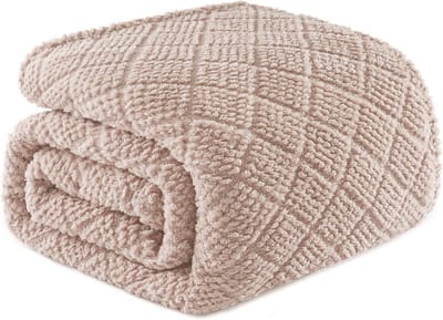 Plaid van Whale Flotilla in zachte stof met jacquard structuur, licht van gewicht maar warm, ideaal voor het hele jaar door