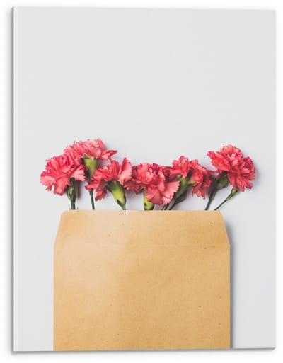 Acrylglas - Enveloppe met Roze Bloemen - 30x40cm Foto op Acrylglas (Met Ophangsysteem)
