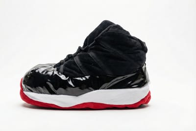 Grappige pantoffels | Sneaker sloffen Rood / Wit / Zwart | Air Jordan 11 Retro Bred | Binnenschoenen Dames en Heren | Cadeau voor tieners en jongeren | Sloffen maat 36 t/m 46 | Sloffen en Pantoffels maat 36, 37, 38, 39, 40, 41, 42, 43, 44, 45, 46