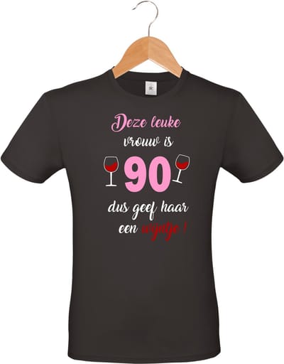 mijncadeautje - T-shirt unisex - zwart - verjaardag - feestje - cadeautje - Deze leuke vrouw is 90, dus geef haar een wijntje - maat S