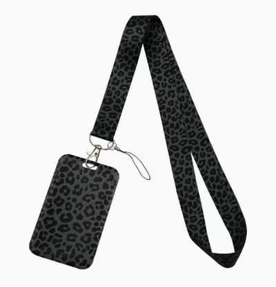 Lange Lanyard Sleutelhanger en Keycord - Leopard zwart - Badgehouder met Clip trekkoord - Uittrekbare Badge Pashouder - Kaarthouder Keykoord - Houder voor Kaart/Sleutels - Telefoon/GSM Koord - Sleutelkoord - Plastic ID Pashouder Ketting