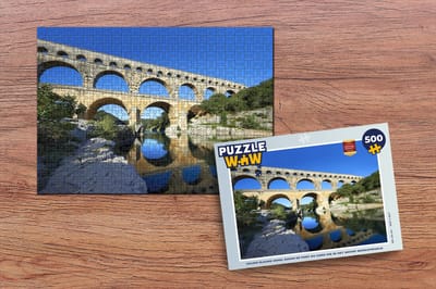Puzzel Helder blauwe hemel boven de Pont du Gard die in het water weerspiegeld - Legpuzzel - Puzzel 500 stukjes