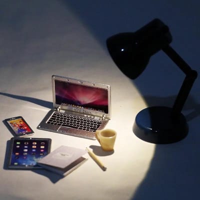 7PCS Maison de Poupée Miniature Bureau Ensemble de Jeu Mini Ordinateur Portable Tablette Téléphone Lampe Livre Tasse à Café Stylo Simulation pour Maison de Poupée 7pcs argenté