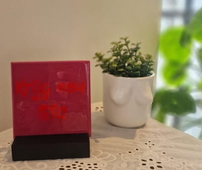 Tegeltje Krijg Nou Tits - Hippe Spreuktegel - Keramisch - Tekst Tegel - Quote - Tegeltje met Print - Cadeau - Kado - Verjaardag - Tieten - Boobs - Fun - Titties - Boobies - Tietjes