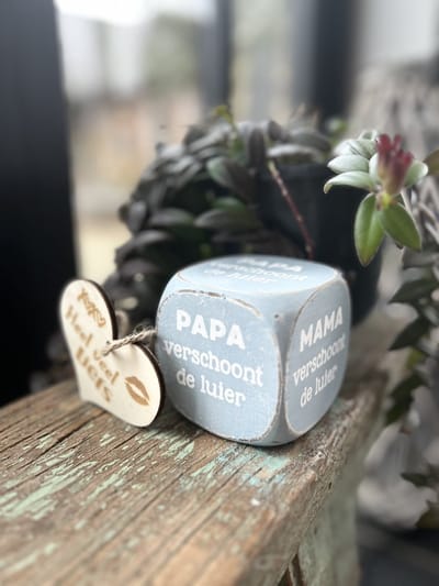 Creaties van Hier - dobbelsteen 8x8cm met houten hartje - mama papa verschoont luier - baby - blauw - Hout