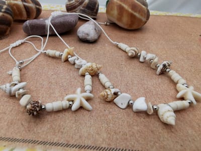 Set: Armband + Enkelbandje - Zomer - Ibiza style - met witte turquoise edelsteen, geribde fuik Horn schelp, Zeester, wit kleur touw.