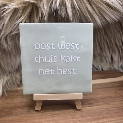 Robuust wenstegeltje “oost west thuis kakt het best” – Keramiek 10x10 cm – Humoristische Wanddecoratie & Cadeau – Cadeau vrienden,zomaar – Humor tegeltje - Grappige tekst tegel – WC decoratie humor