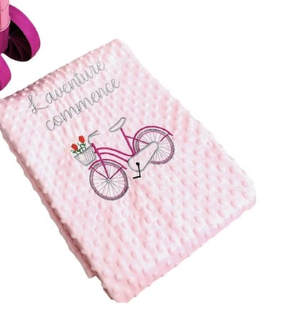 Couverture rose pour bébé avec un vélo et une dédicace en français brodée/Pink baby blanket with a bicycle and dedication in French embroidered 95 x 120 cm