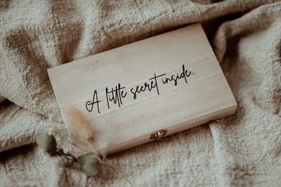 Bolletoet houten kistje 'A little secret inside' - bewaarkistje - zwangerschapsaankondiging
