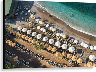 Canvas  - Groot Strand met Parasols en Blauwe Zee - 100x75cm Foto op Canvas Schilderij (Wanddecoratie op Canvas)