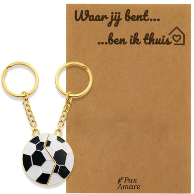 Koppel Sleutelhanger voor 2 'Waar jij bent, ben ik thuis' - Magnetische Voetbal - Sleutelhanger set op Cadeau Kaartje - Goudkleurig - Persoonlijke Hanger - Pax Amare