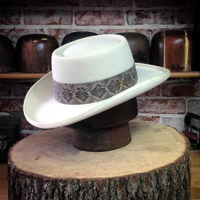 Chapeau Haut de Forme en Laine Style Western Sauvage Chapeau Panama Cowboy en Laine Pure pour l'Extérieur Mode Chapeau Soleil Cyclisme Gentleman Décoré d'un Ruban Dôme 58cm white