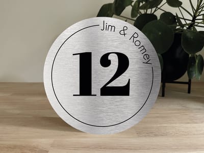 Naambordje / huisnummer voordeur op cirkel rond 20cm rvs-look