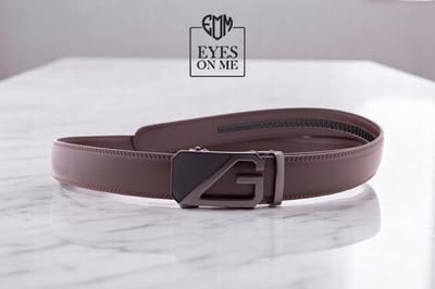 Bruine 150 cm lange lederen riem zonder gaatjes met automatische gesp voor heren met een maatje meer ( Model N165 )