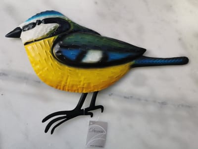 Muurdecoratie in metaal met ophanglus Pimpelmees Blauw en geel  41x26 cm een echte blikvanger op je terras of balkon