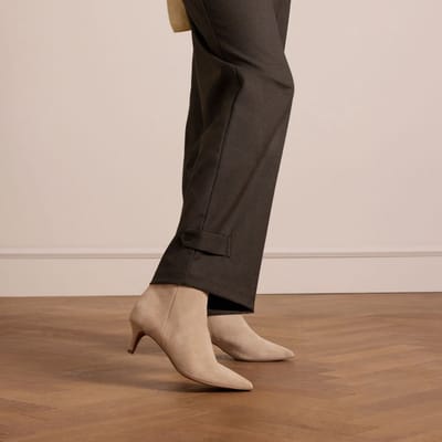 Manfield - Dames - Beige suède enkellaarsjes met hak - Maat 36