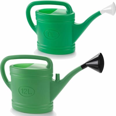 Voordeelset van 2x stuks kunststof tuin gieters 9 en 12 liter groen - Met sproeikop/broeskop - Bloemen/planten water geven