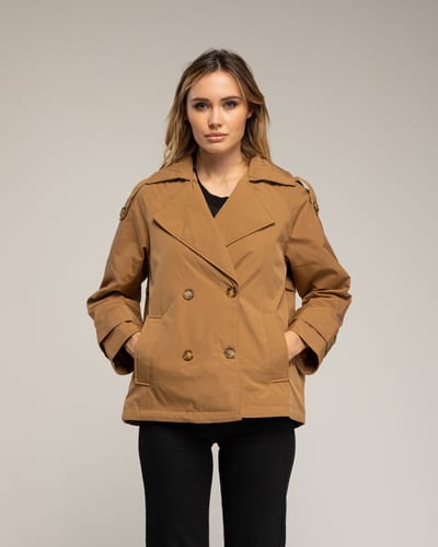 Korte gewatteerde trenchcoat met dubbele knopenrij, zijzakken en een uitlopende achterkant