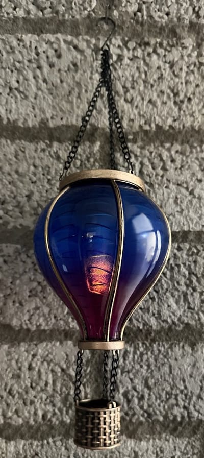 Decoratieve solarlamp luchtballon " met flame LED " - blauw+paars - kunststof - hangend model - hoogte 37 x dia 11 cm - Tuindecoratie - Tuinverlichting