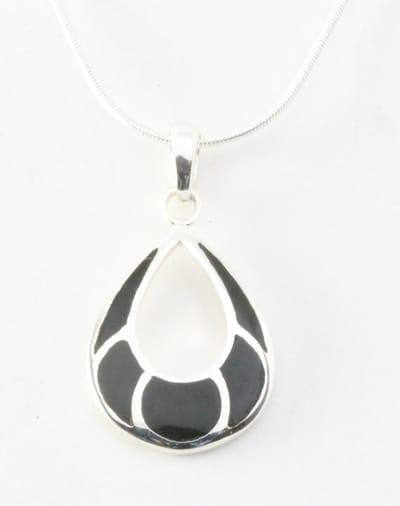 Opengewerkte druppelvormige zilveren hanger met onyx aan ketting