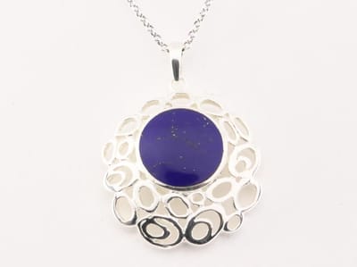 Grote opengewerkte zilveren hanger met lapis lazuli aan ketting