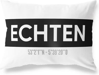 Tuinkussen ECHTEN - FRIESLAND met coördinaten - Buitenkussen - Bootkussen - Weerbestendig - Jouw Plaats - Studio216 - Modern - Zwart-Wit - 50x30cm