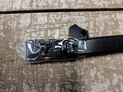 RR22-70.zw.zw : zwart leren riem, zwarte ossenkop buckle, zwarte stripe, 125cm