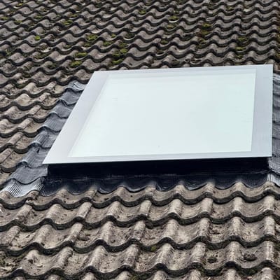 Dakvenster Vast 50x50 cm – HR+++ Triple Glas – Voor Hellend Dak – 10 Jaar Garantie