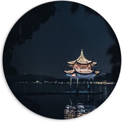 Forex Wandcirkel - Lichtgevend Kapelletje op het Water - 70x70cm Foto op Wandcirkel (met ophangsysteem)