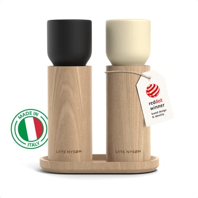 LARS NYSØM LARS NYSØM houten peper- en zoutmolenset met dienblad – Handmatige molens met verstelbare keramische maalwerken – Elegante beukenhouten set voor keuken of tafel (Carbon Black/Almond Beige)