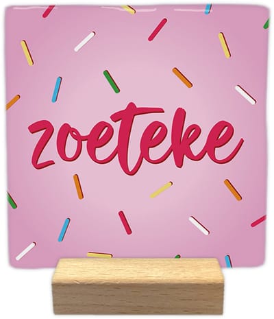 Zoeteke - Keramische decoratie tegel - incl. houten presenteerblok