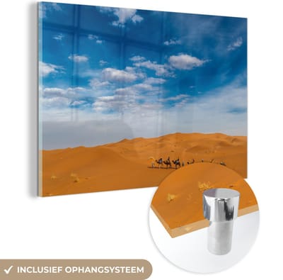 ® Glasschilderij 180x120 cm - Schilderij acrylglas - Een karavaan van kamelen trekt naar de zandduinen bij Erg Chebbi in Marokko - Foto op glas - Muurdecoratie woonkamer - Wanddecoratie slaapkamer - Schilderijen