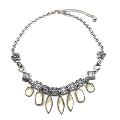 Behave - Ketting met Hangers - Zilverkleur en Crème - Trendy Metaal Accessoire voor Dames