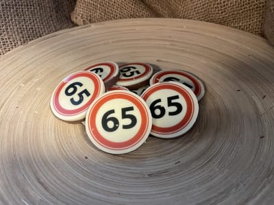 Chocolade verkeersborden 65 - 65 jaar chocola cadeau - jubileum - chocolade cadeau - verjaardag - 50 mm - 18 stuks - 20 gram per stuk