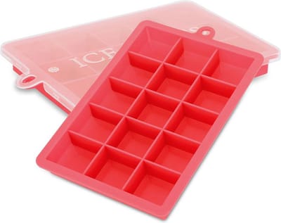 Intirilife 2x ijsblokjesvormpjes in RED - Set van 2 met elk 15 vakjes Siliconen ijsblokjesvormpjes met deksel - Flexibele ijsblokjesvorm Afsluitbaar voor ijs, babyvoeding en meer