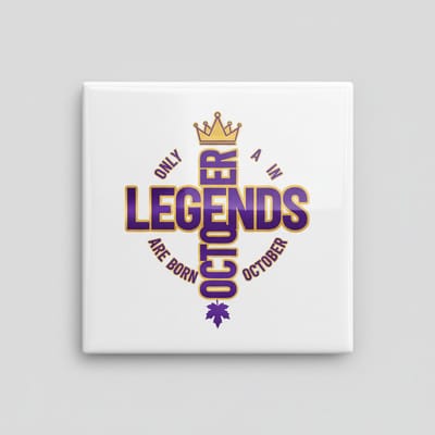 “Only Legends Are Born in October” Decoratieve Verjaardagstegel – Uniek Keramisch Cadeau – 15×15 cm