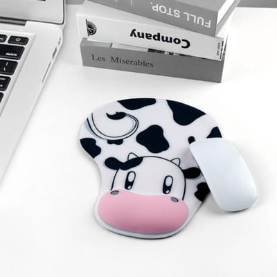 Tapis de Souris pour Poignet sur le Thème de la Vache - Base en Caoutchouc Douce et Antidérapante, Design Mignon de Vache Cartoon avec Cornes Roses et Taches Noires, Parfait pour le Bureau ou la Maison