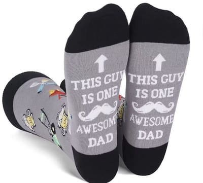 SilverAndCoco - Awesome Dad Sokken / Gekke Vrolijke Foute Vaderdag Kleding / Leuke Grappige Dikke Warme Heren Socks / Verjaardag Geschenk accessoires Sok Outfit Katoen / Vader Papa Mannen Sinterklaas Schoen Kerst Cadeau met Tekst - Geweldige Pappa