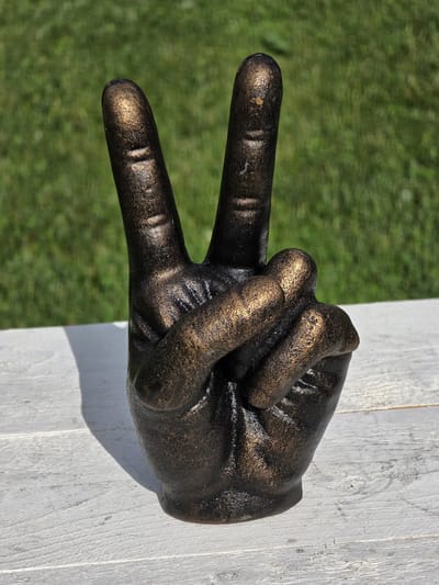 Vredesteken handbeeld van gietijzer – decoratief peace sign beeldje met roest-look – vintage woondecoratie voor kast, bureau of vensterbank