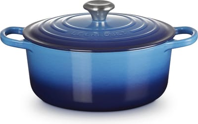 Le Creuset Braadpan Signature Azure – Ø 26 cm / 5,3 Liter – Grote Ronde Braadpan in Fris Blauw – Voor Gezinsporties en Diepe Stoofschotels – Duurzaam Gietijzer met Emaille – Geschikt voor Alle Warmtebronnen incl. Inductie