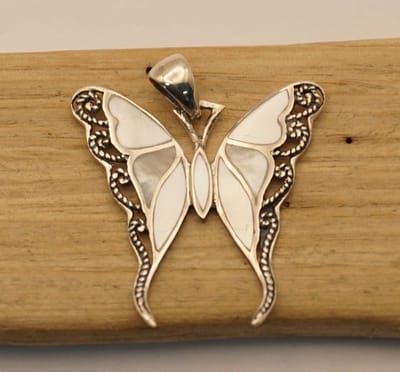 Sterling zilveren hanger vlinder zilver met witte steentjes - 925 zilver vlinder hangertjes - mooie vlinder bedel voor aan ketting - vlinder met vleugels gespreid hanger gemaakt van sterling zilver - mooie hanger voor feestelijke gelegenheid